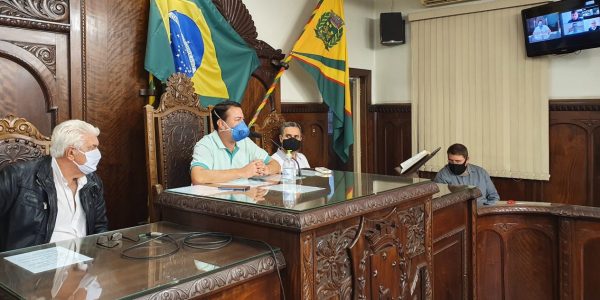 Vereadores Luiz Carlos Bastazini, Mané Losila, Markinho Souza e Edvaldo Minhano; e, no monitor, os representantes da Eixo SP, que participaram da reunião por videoconferência