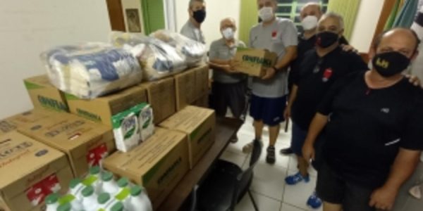 Entrega dos alimentos foi feita nesta semana; na foto (da esq. para a dir.): Flávio Fazolo (professor), Oswaldo Speri (presidente da creche), Cássio Cerimelli (professor), Reinaldo Bello (diretor de basquete), Waldir Meirelles (presidente da Luso) e Luis Henrique Lamônica (vice-presidente da Luso) / Crédito: Aceituno Jr.