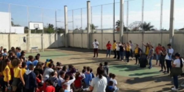 Antes da pandemia, crianças eram atendidas no contraturno escolar na Fundação Amigos do João Bidu; agora, entidade reverte os recursos da venda do Panetone Solidário (no detalhe) em kits alimentares / Fonte: Divulgação