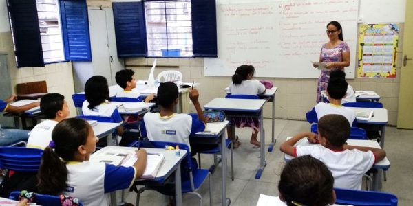 Recife – Alunos da Escola Municipal Abílio Gomes, na capital pernambucana, usam livros didáticos que podem ser proibidos pela Câmara de Vereadores (Sumaia Vilela / Agência Brasil)