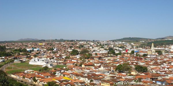 1200px-Cidade_de_Três_Pontas_e_serra