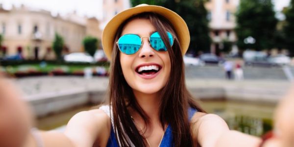 15872-cada-vez-mais-as-famosas-selfies-fazem-s-slider_medias-1[1]