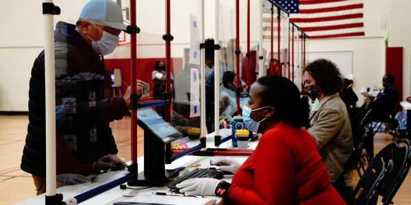 Eleitor vota em Racine, Wisconsin, nos Estados Unidos
Foto: Bing Guan/Reuters (3.nov.2020)