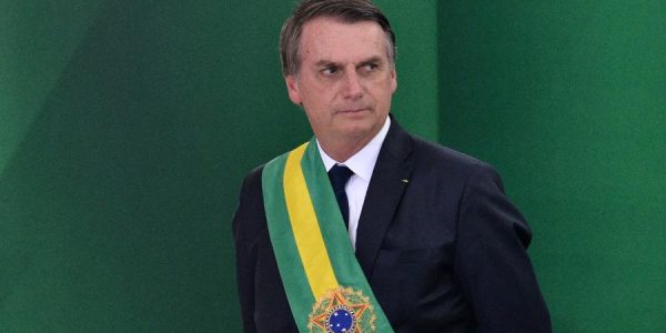 1jan2018---o-presidente-eleito-do-brasil-jair-bolsonaro-toma-posse-no-palacio-do-planalto-em-brasilia-df-nesta-terca-feira-1-junto-com-seu-vice-o-general-mourao-1546382507652_v2_900x506