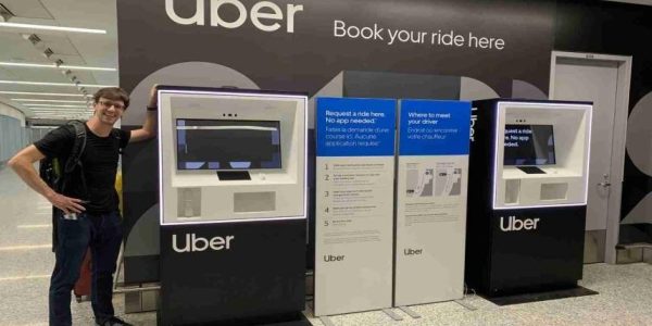 20190902031251_1200_675_-_quiosque_da_uber_no_aeroporto_de_toronto[1]