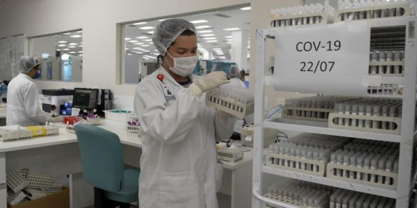 Pico de óbitos pela doença no país foi atingido no final de julho / Foto: REUTERS / Washington Alves