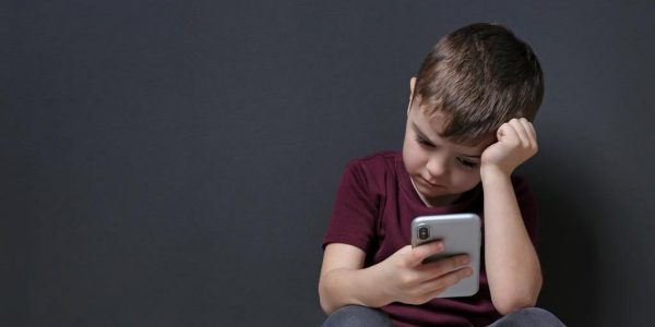 Projeto de lei chama atenção para prejuízos à saúde física e mental quando há consumo excessivo de telas até os 10 anos