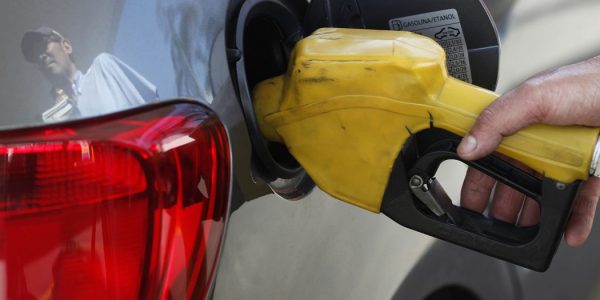 Abastecer o carro com gasolina vai mudar com as nova especificações para os combustíveis
Foto: Paulo Whitaker/Reuters