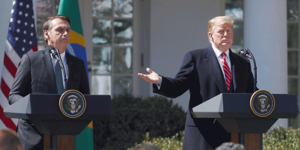 Jair Bolsonaro e Donald Trump: presidente do Brasil busca aproximação com os EUA (Andrew Harrer/Bloomberg)