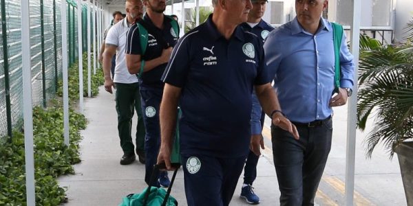 O presidente Mauricio Galiotte e o técnico Felipão (E), da SE Palmeiras, durante desembarque, no aeroporto internacional de Barranquilla, Colômbia.