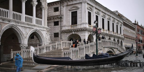 Gôndola encalhada na Ponte della Paglia — Foto: Marco Bertorello / AFP Photo