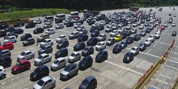 Fila do pedágio na rodovia dos Imigrantes