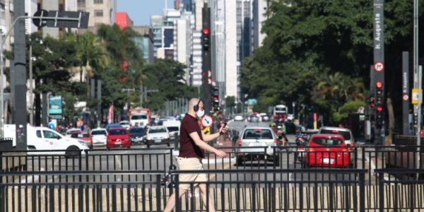 Homem caminha por São Paulo, a décima quarta maior cidade do mundo
Foto: Rovena Rosa/Agência Brasil