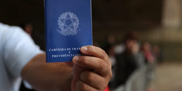 Carteira de Trabalho e Previdência Social (CTPS)
Foto: Amanda Perobelli - 29.mar.2019/Reuters