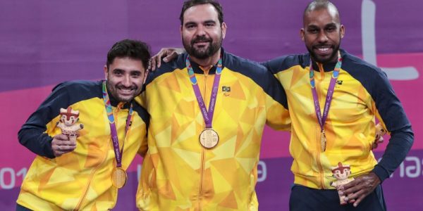 Cláudio Massad (centro) com os companheiros de equipe Diego Moreira e Carlos Carbinatti / Foto: Ale Cabral/CPB