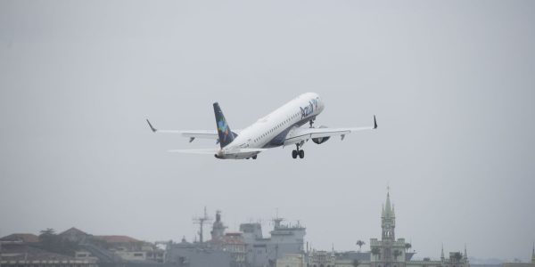 Avião da companhia Azul parte de aeroporto
Foto: Tomaz Silva/Agência Brasil