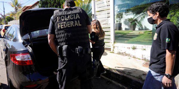 Agentes da PF durante operação em Brasília
27/05/2020
REUTERS/Adriano Machado