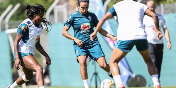 Marta no treino da seleção brasileira feminina  — Foto: divulgação/CBF