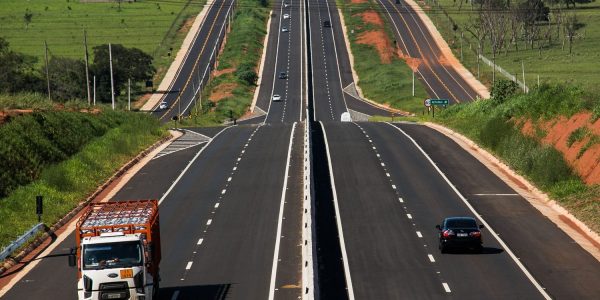 O governador Geraldo Alckmin durante a entrega das obras de duplicação da SP-321 (Rodovia Cezário José de Castilho) e anúncio de repasse de verbas para Apaes. Data: 28/02/2015. Local: Bauru/SP. 
Foto: Edson Lopes Jr/A2AD