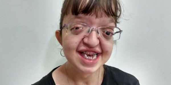 Mesmo diante das dificuldades, Letícia não deixa de sorrir / Foto: Facebook/Reprodução