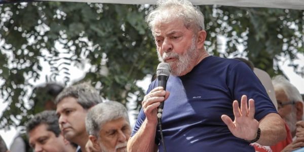 7abr2018---o-ex-presidente-luiz-inacio-lula-da-silva-discursa-para-a-militancia-em-frente-ao-sindicato-dos-metalurgicos-do-abc-em-sao-bernardo-grande-sao-paulo-1523115758878_v2_900x5[1]