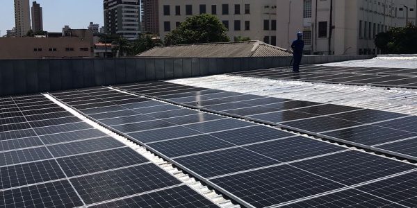 À esquerda, placas fotovoltaicas afixadas no telhado do Ambulatório de Especialidade do HBB