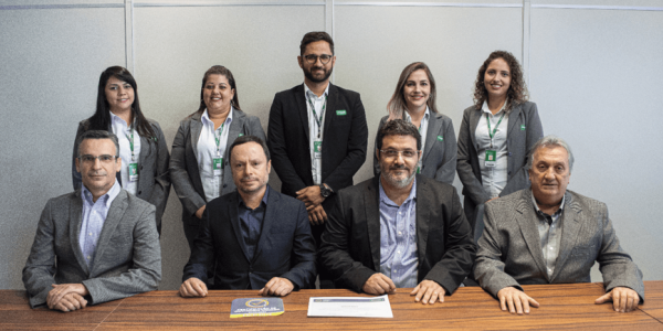 Na foto, em pé, da esq. para a dir., Midiã de Souza Silva Oliveira, Patrícia da Silva Pereira, Thiago R. Gamonal dos Santos, Daiane A. Vicentini Fogaça e Jerika Fernanda Siqueira; sentados, os diretores da Unimed Bauru: Luciano Humberto Soares Camargo (diretor administrativo), Aparecido Donizeti Agostinho (vice-presidente), Emerson Luiz Cardia de Campos (presidente) e Marcus Vinicius Marques (superintendente)