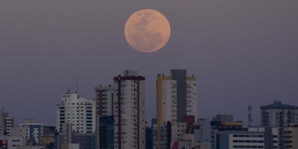 Superlua azul vista na cidade de Passo Fundo (RS) em agosto de 2023
DIOGO ZANATTA/FUTURA PRESS/FUTURA PRESS/ESTADÃO CONTEÚDO