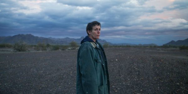 Frances McDormand em ‘Nomadland’: o filme, que ainda não tem data de estreia no Brasil, foi o melhor drama da noite (Foto: divulgação / Searchlight Pictures)