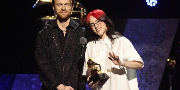 A cantora Billie Eilish ao lado do irmão Finneas recebe o Grammy de 2024 pela canção 'What Was I Made For', trilha sonora do filme Barbie (Amy Sussman/Getty Images)