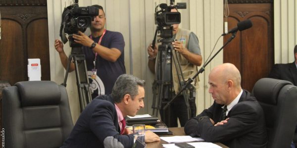 Os vereadores Markinho Souza e Coronel Meira durante discussões no Plenário
