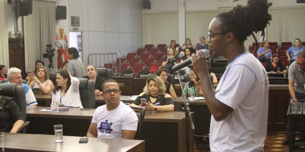 Ao microfone, o coordenador pedagógico da AFAPAB, Luan da Costa