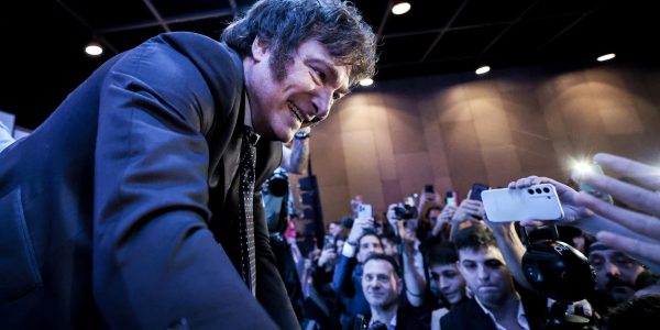 El economista ultraliberal y candidato a la presidencia de Argentina Javier Milei saluda hoy, durante la presentación de su libro "El fin de la inflación" en la Feria del Libro, en Buenos Aires (Argentina). EFE/ Juan Ignacio Roncoroni