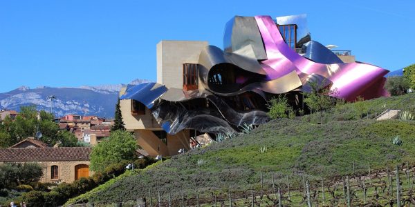 Sede da Marqués de Riscal, em Rioja, na Espanha, eleita a melhor vinícola do mundo em 2024 • Wikimedia Commons