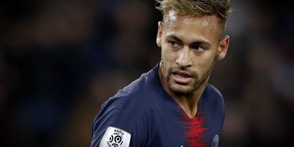 Neymar-olhando-lance-PSG-720-EFE