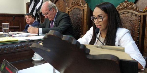 Vereadores Roger Barude e José Roberto Segalla; e a vereadora Yasmim Nascimento, durante a leitura do Relatório Final da CEI