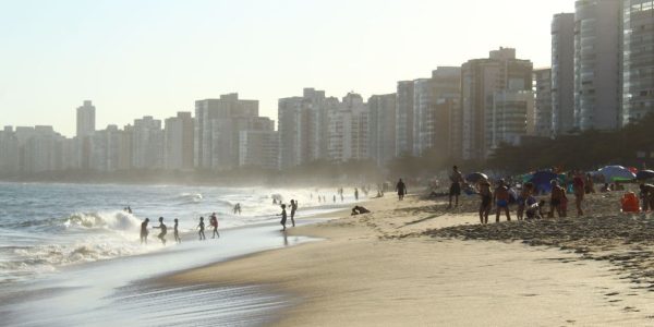 Pessoas aproveitam o feriado de forte calor na praia de Itaparica, em Vila Velha (ES)
EDSON DE SOUZA/THENEWS2/ESTADÃO CONTEÚDO