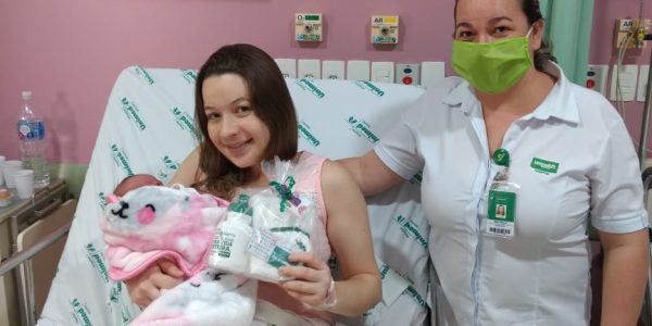 Na foto, a paciente Paula Angélica Muniz recebendo o presente da colaboradora Ana Paula Soares de Souza Ferreira
Crédito: Divulgação/Unimed Bauru