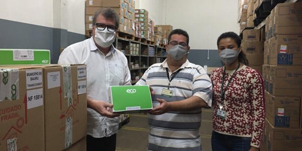 Na foto: prefeito Gazzetta, Ronaldo Pereira, diretor do Almoxarifado da Saúde e Mayara Nogueira dos Santos, farmacêutica do setor.