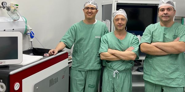 Na foto, os médicos Filemon Silva Casafus (cirurgião principal), Alexandre Iscaife (Proctor) e Márcio André Sales (cirurgião auxiliar)