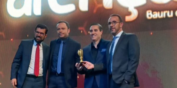 Momento da entrega do troféu "Telma Gobbi" ao presidente da cooperativa, Aparecido Donizeti Agostinho, ao gerente do CDU, Fabiano Franco Novaes e ao diretor administrativo Christiano de Giácomo Carneiro