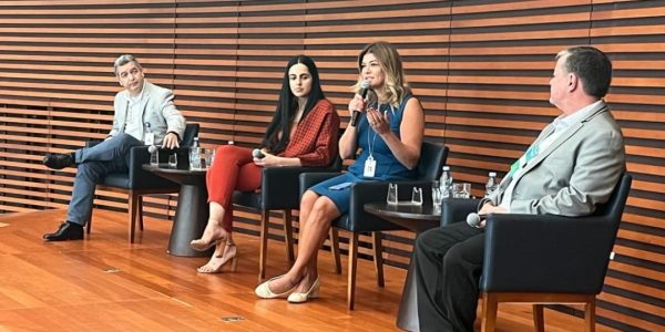 Na foto, momento do evento, com Eduardo Pitombo (gerente de Soluções Corporativas de Ensino do HIAE); Fernanda Giglio Petreche (médica do Corpo Clínico do HIAE); Simone Azevedo (diretora de Desenvolvimento e Ensino Corporativo do HIAE) e Paulo Eduardo de Souza (presidente do Cehub)
Crédito: Divulgação