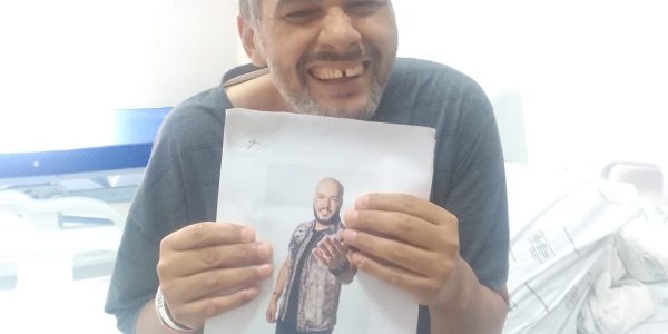 Fã do canto Belo, Luiz Carlos Rodrigues ficou muito feliz com o presente que ganhou dos profissionais de enfermagem da Beneficência Portuguesa de Bauru