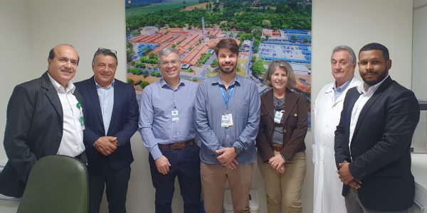 Da esquerda para direita: José Roberto Palhares (gerente administrativo do Hospital Unimed Bauru), Dorival Russo (gerente de Mercado da Unimed Bauru), Lair Santos (gerente de RH da Acco Brands – Tilibra), Marcos Garcia (supervisor de RH da Acco Brands – Tilibra), Valéria Tempesta (analista de RH da Acco Brands – Tilibra), Marcus Vinicius Marques (vice-presidente da Unimed Bauru) e João Gabriel Pereira de Oliveira (consultor de vendas Unimed Bauru)