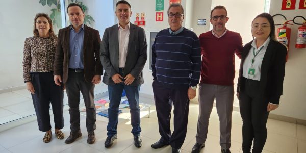 Na foto, Cristina Bueno (gerente de controladoria), Aparecido Donizeti Agostinho (presidente da Unimed Bauru), Rogério Marino (sócio da AF&H), Marcus Vinicius Marques (vice-presidente da Unimed Bauru), Christiano de Giácomo Carneiro (diretor administrativo da Unimed Bauru) e Caroline de Oliveira (da Gestão de Riscos e Controles e Internos)