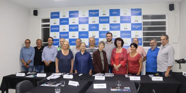 Assembleia Geral Ordinária da APAE Bauru. No fundo da foto, da esquerda para a direita: Andre Luis Simões Baptista; José Melhen; Fernando de Oliveira Campos Filho; Marcos Rodrigues Ferraz Filho; Alício Fernandes Moreno Navarro; Emerson Crivelli; Roberto Franceschetti Filho; Carlos Alberto de Oliveira; Roberto Franco; Luiz Celso de Barros. Na frente, da esquerda para a direita: Adélia Levorato Prado; Joana Fagundes Moraes Kano; Augusta Voltan; Maria Amélia Moura Pini Ferro; Zilda Simões Redondo Capp.