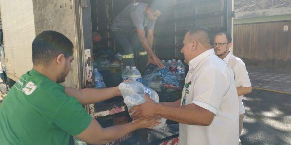 Nas fotos, o caminhão da Patrus sendo carregado com as doações pelos colaboradores da Unimed Bauru