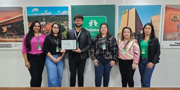 Na foto, os integrantes da Ouvidoria da Unimed Bauru: Talita Costa, Gabriela Santos, Thiago Gamonal, Patrícia Pereira, Viviane Rôa e Alexsandra Martins