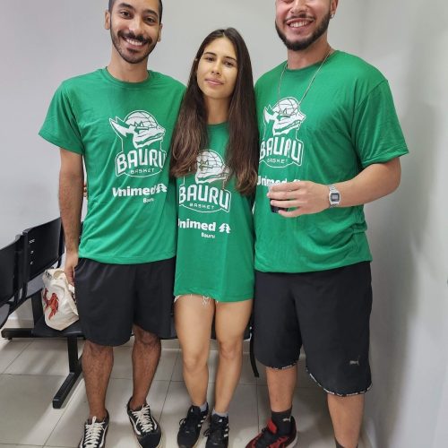 Na foto, os amigos, Matheus Santos da Silva, Andreza de Andrade e Tharek Alves, que foram juntos colaborar com as doações e ganharam camisetas do Bauru Basket