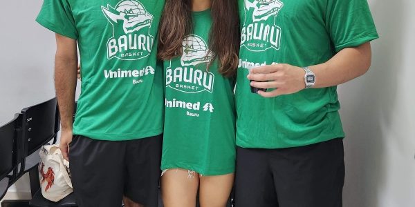 Na foto, os amigos, Matheus Santos da Silva, Andreza de Andrade e Tharek Alves, que foram juntos colaborar com as doações e ganharam camisetas do Bauru Basket